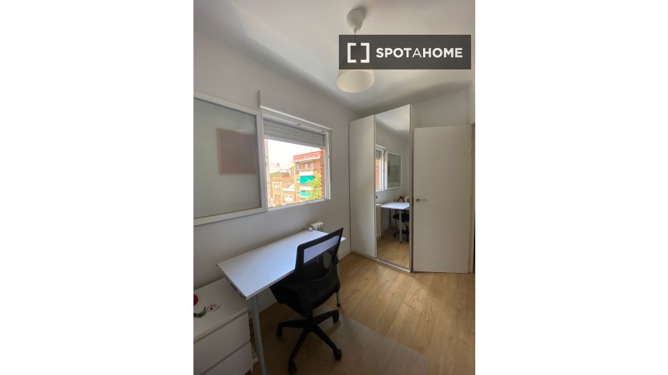 Habitación en piso compartido en Quintana, Madrid.