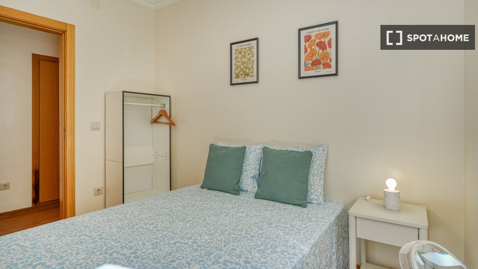Double room Lisbon, 4 beds — photo 9