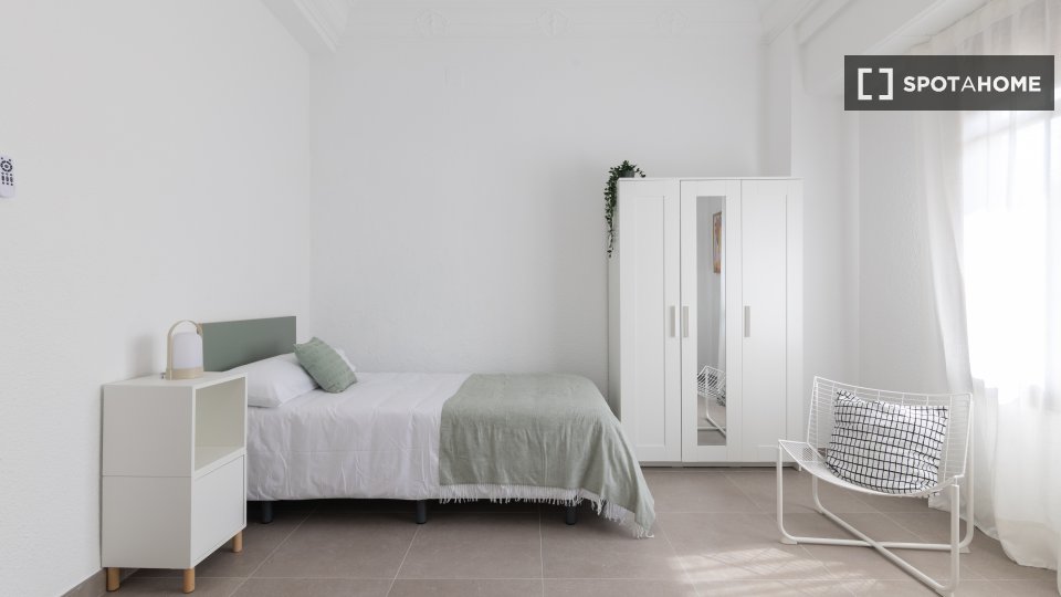 Double room Valencia, 1 bed, 150m² — photo 2