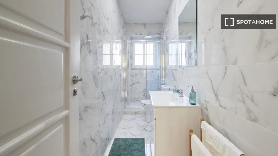 Double room Lisbon, 6 beds — photo 15