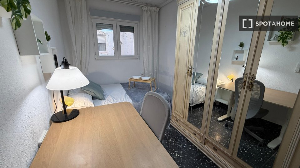 Double room Valencia, 5 beds, 120m² — photo 1