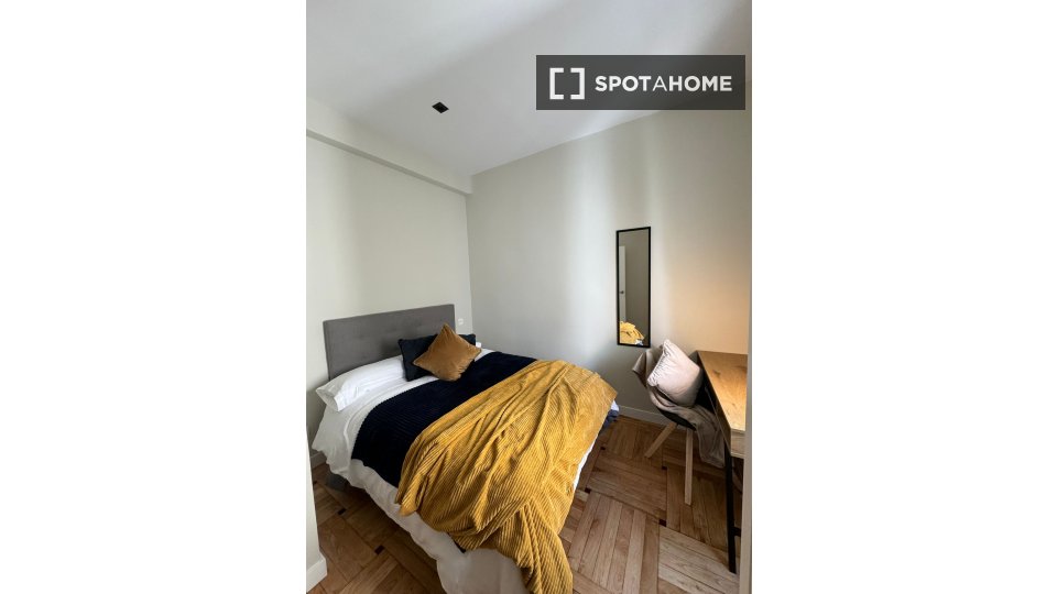 Double room Madrid, 8 beds, 139m² — photo 1