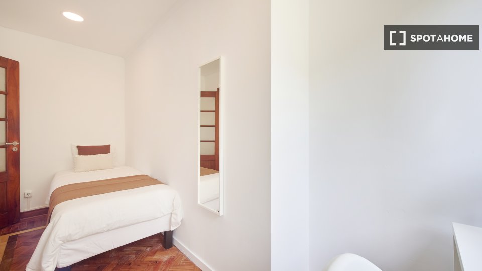 Double room Lisbon, 9 beds — photo 11