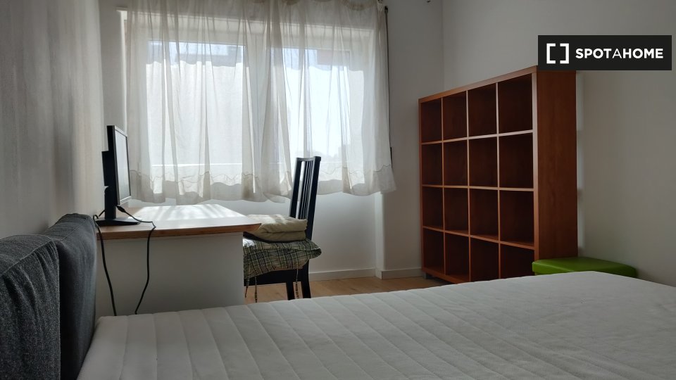 Double room Lisbon, 3 beds, 85m² — photo 2