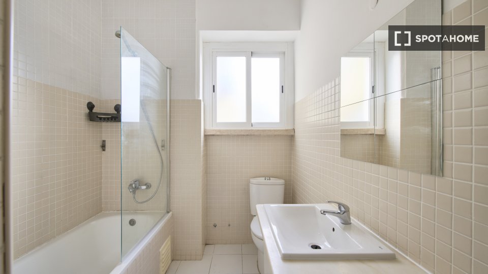 Double room Lisbon, 5 beds — photo 19