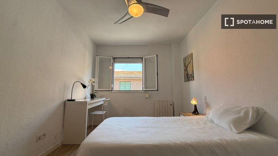 Double room Madrid, 3 beds — photo 41