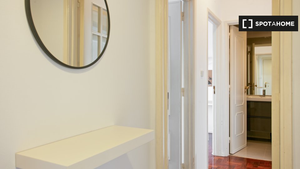 Double room Lisbon, 5 beds — photo 17