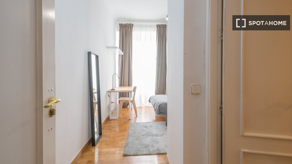 Double room Madrid, 5 beds, 120m² — photo 11