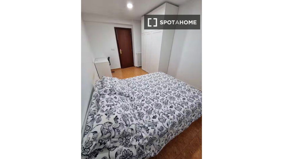 Double room Madrid, 3 beds, 80m² — photo 9