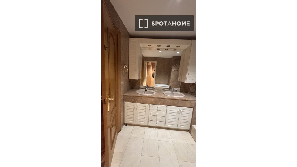 Double room Valencia, 5 beds, 240m² — photo 18