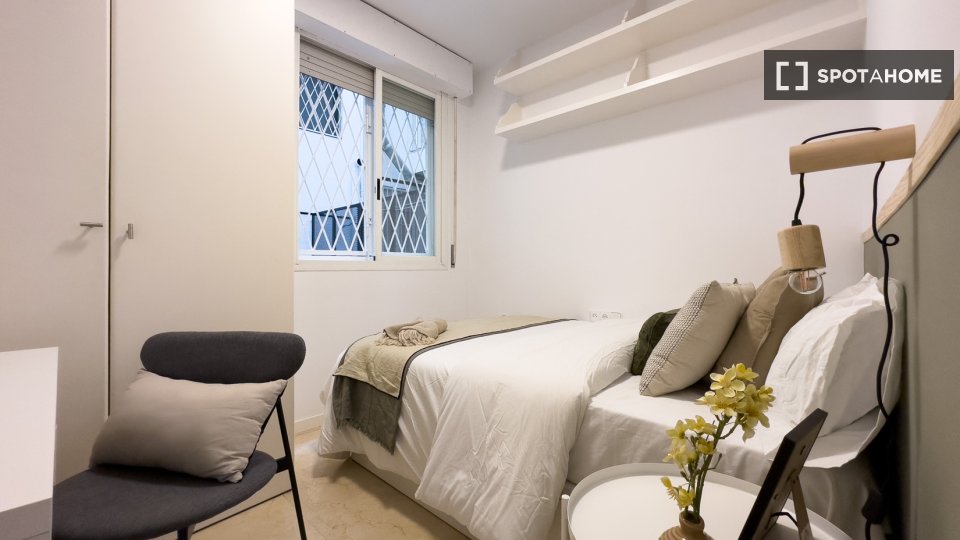 Room for rent in an apartment with 6 bedrooms in Barcelona - in Barcelona