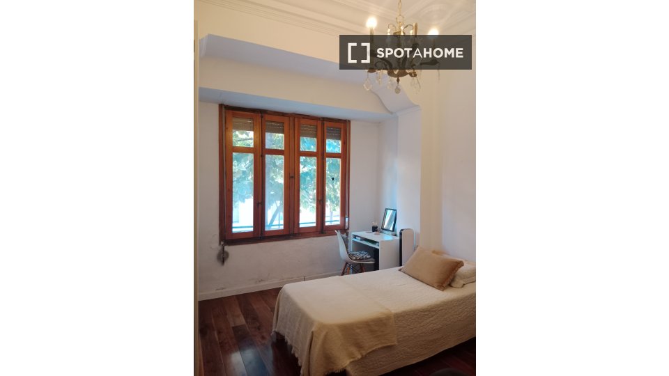 Double room Valencia, 3 beds, 135m² — photo 4