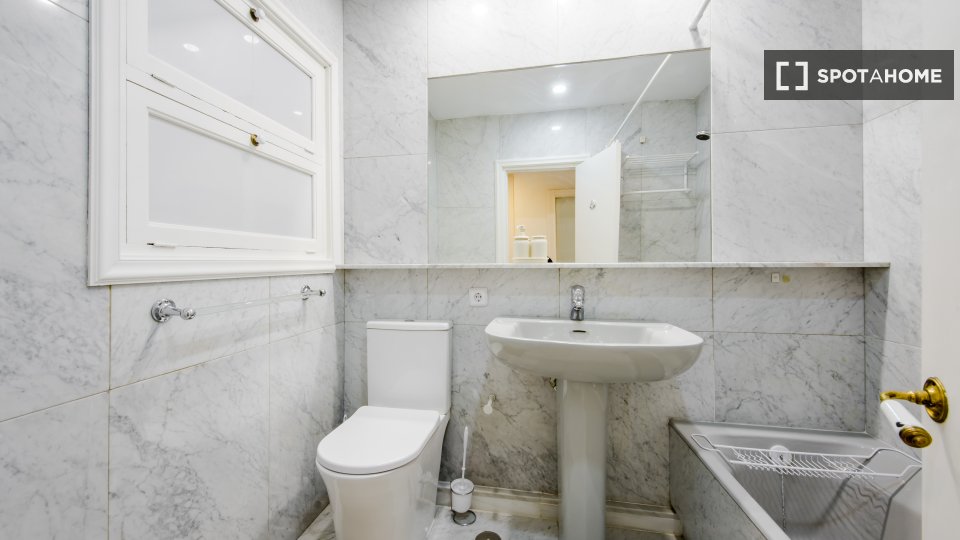 Double room Madrid, 6 beds, 120m² — photo 16