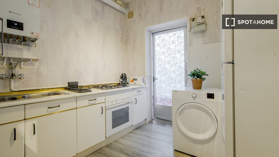 Double room Madrid, 4 beds, 120m² — photo 3