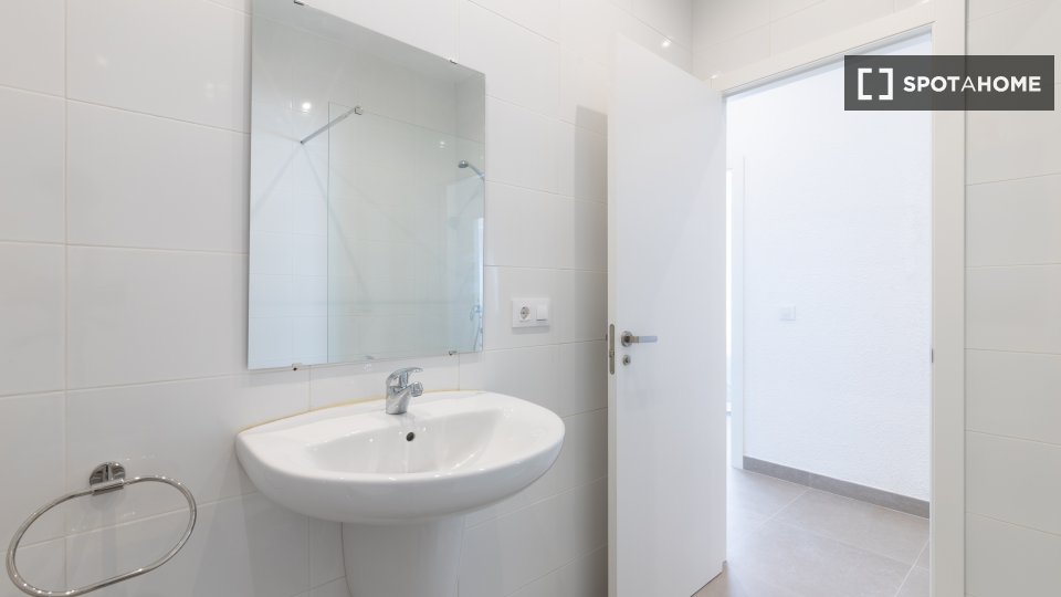 Double room Valencia, 1 bed, 150m² — photo 14