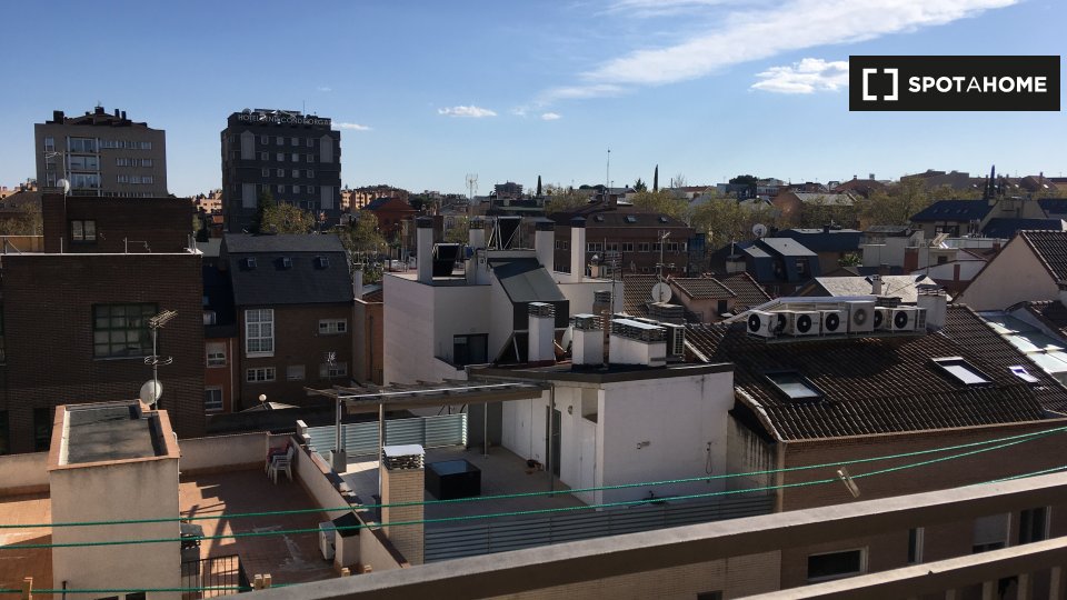 Here is the English translation:
Camera for rent in an apartment with 4 bedrooms in Madrid - in Madrid
