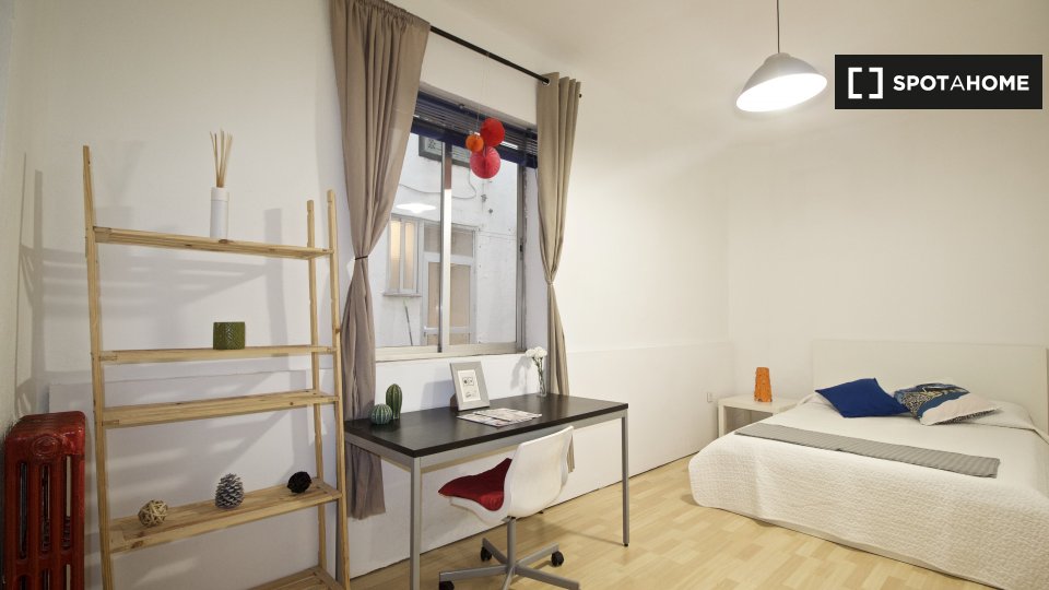 Double room Madrid, 7 beds, 160m² — photo 2