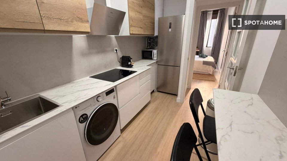Double room Madrid, 5 beds, 90m² — photo 5