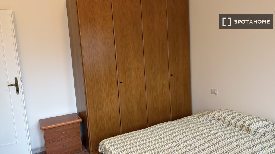Double room Rome, 3 beds — photo 11