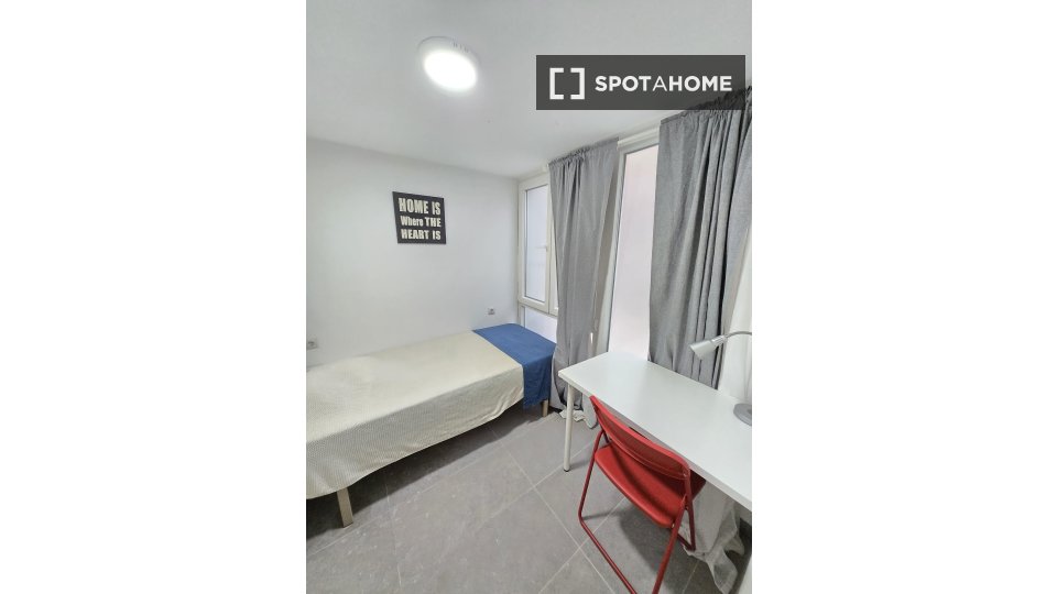 Double room Valencia, 5 beds, 85m² — photo 6