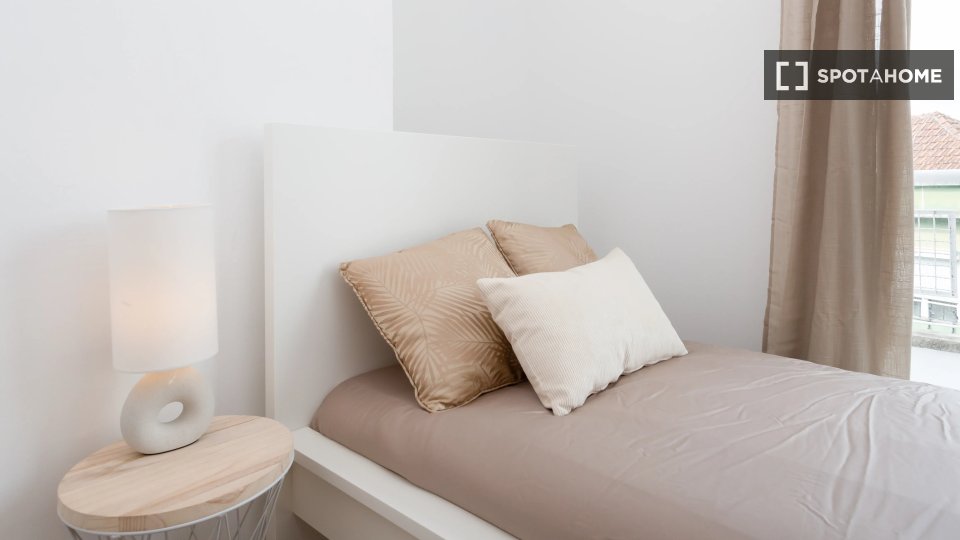 Double room Lisbon, 5 beds — photo 11