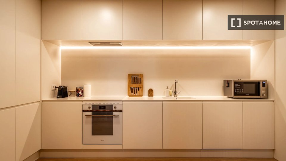 Apartment Lisbon, 2 beds, 136m² — photo 5