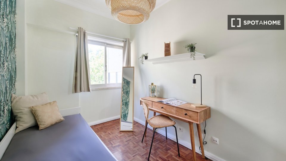 Double room Lisbon, 5 beds — photo 38