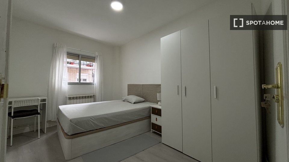 Double room Madrid, 3 beds — photo 7