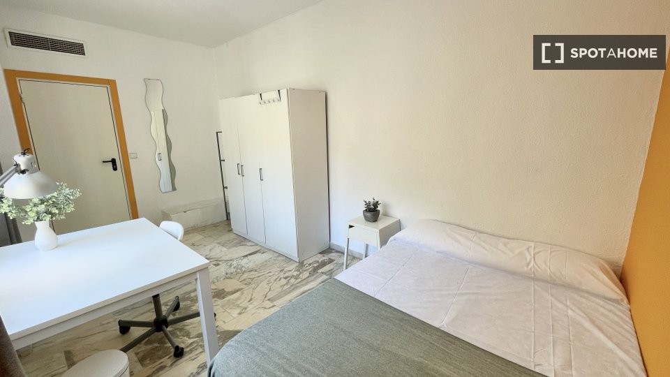 Double room Seville, 17 beds, 410m² — photo 11