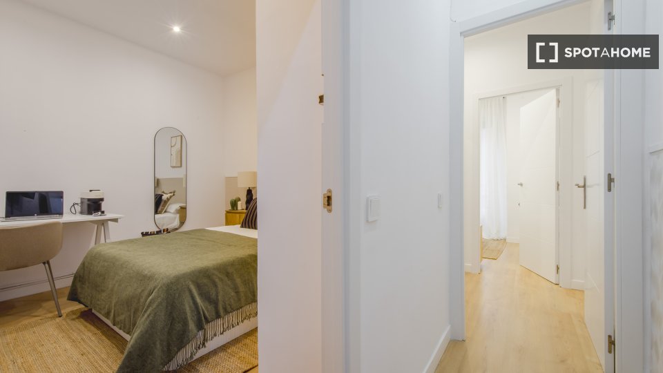 Double room Madrid, 5 beds, 100m² — photo 8