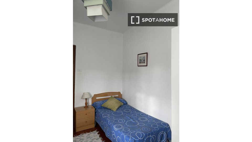 Habitación en piso compartido de 4 habitaciones en alquiler en Vigo