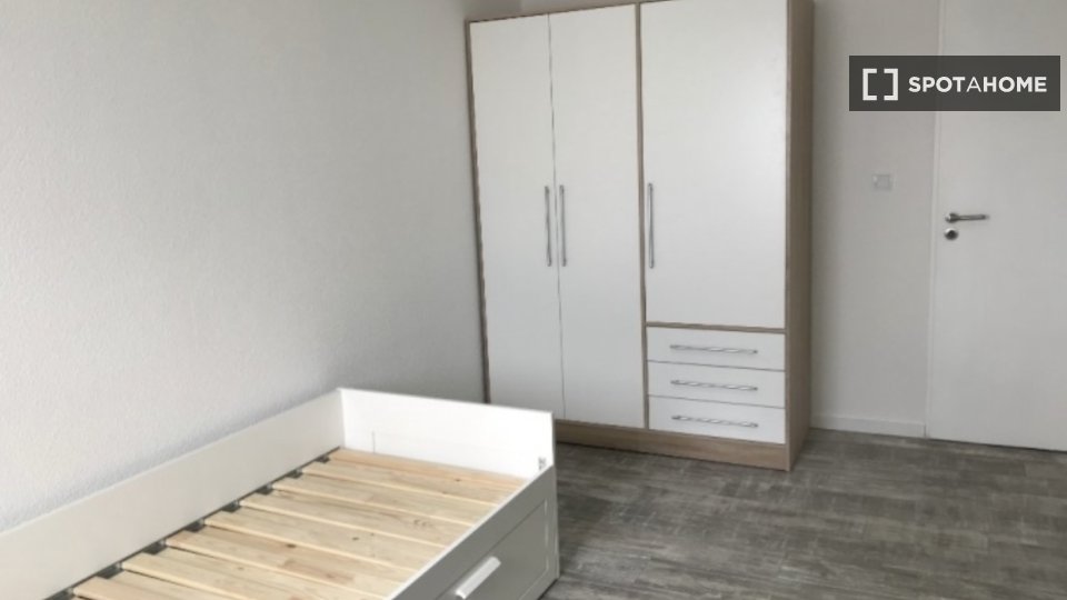 Double room Stuttgart, 3 beds, 13m² — photo 7