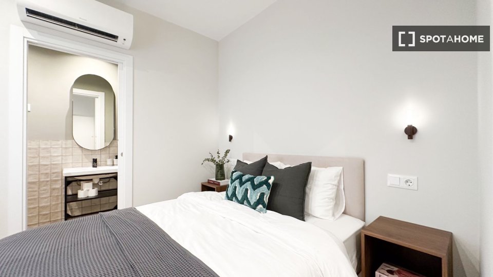 Double room Madrid, 5 beds, 100m² — photo 16