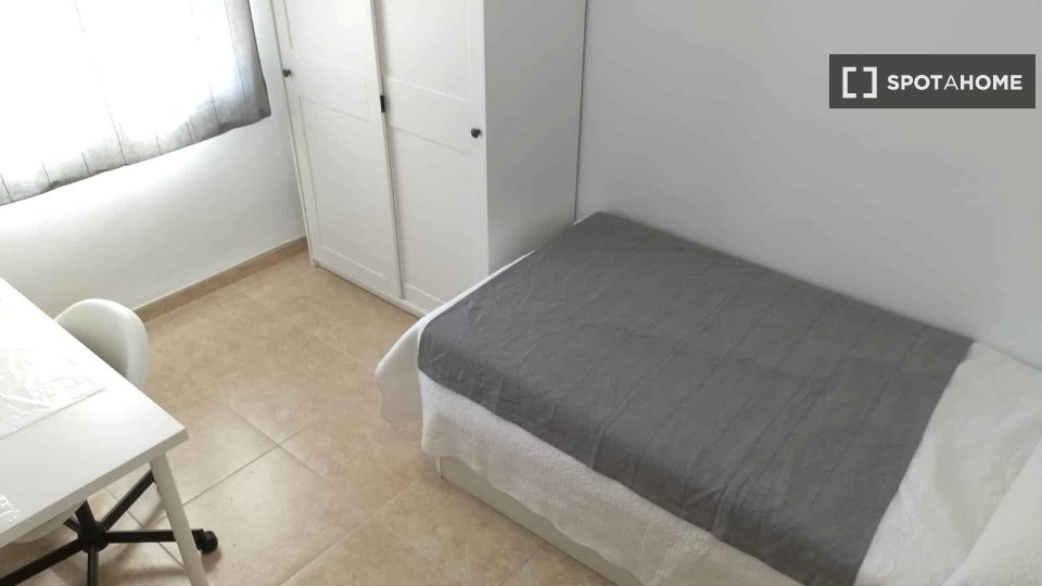 Double room Valencia, 3 beds — photo 9