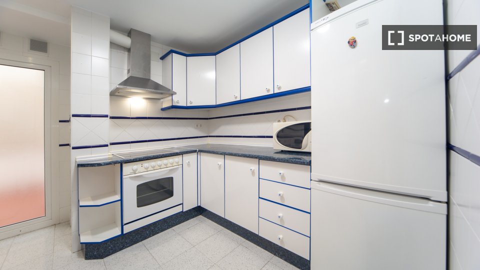 Double room Granada, 3 beds, 80m² — photo 13