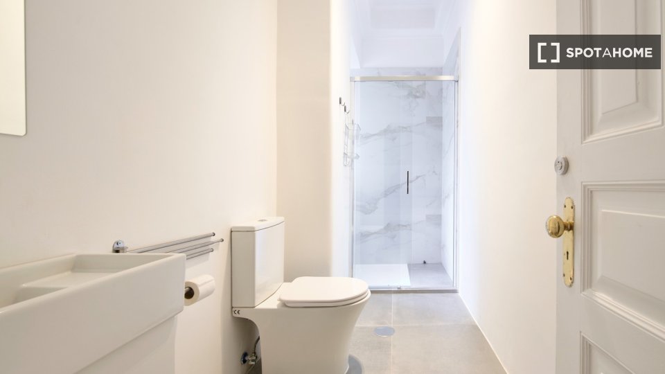 Double room Lisbon, 3 beds — photo 16