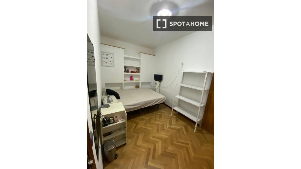 Double room Madrid, 3 beds — photo 13