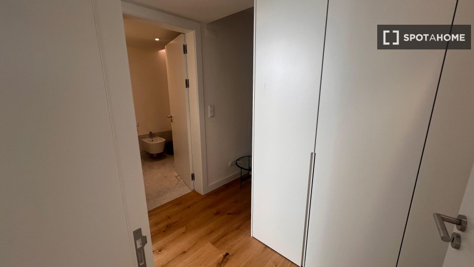 Apartment Lisbon, 2 beds, 104m² — photo 8