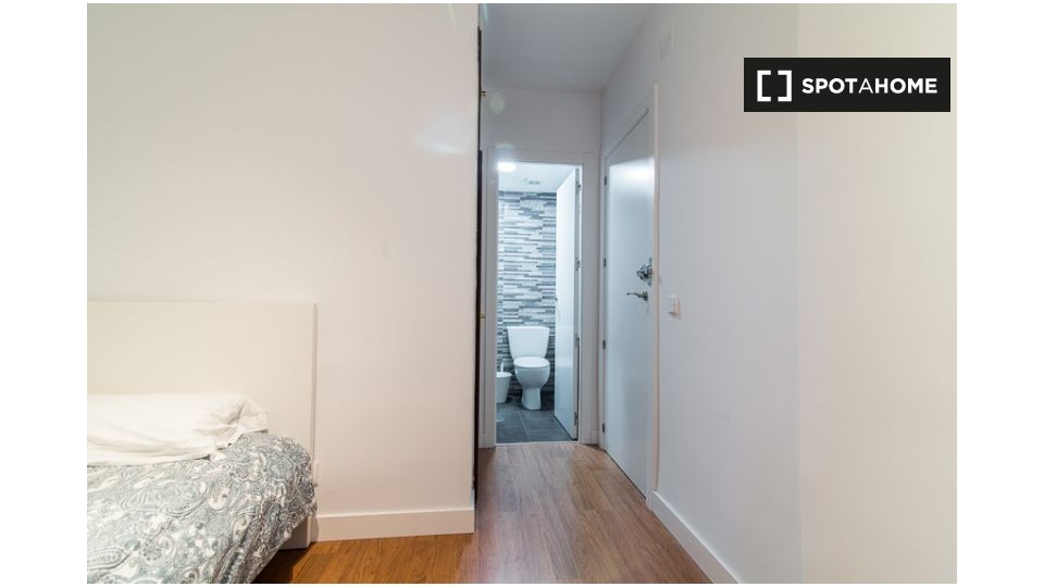 Double room Madrid, 6 beds, 140m² — photo 1