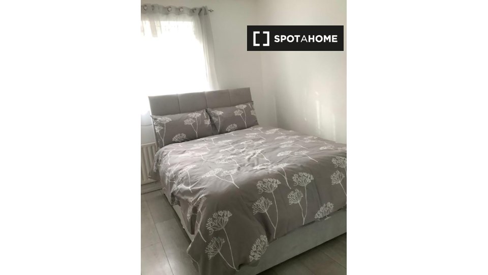 Double room London, 3 beds — photo 1
