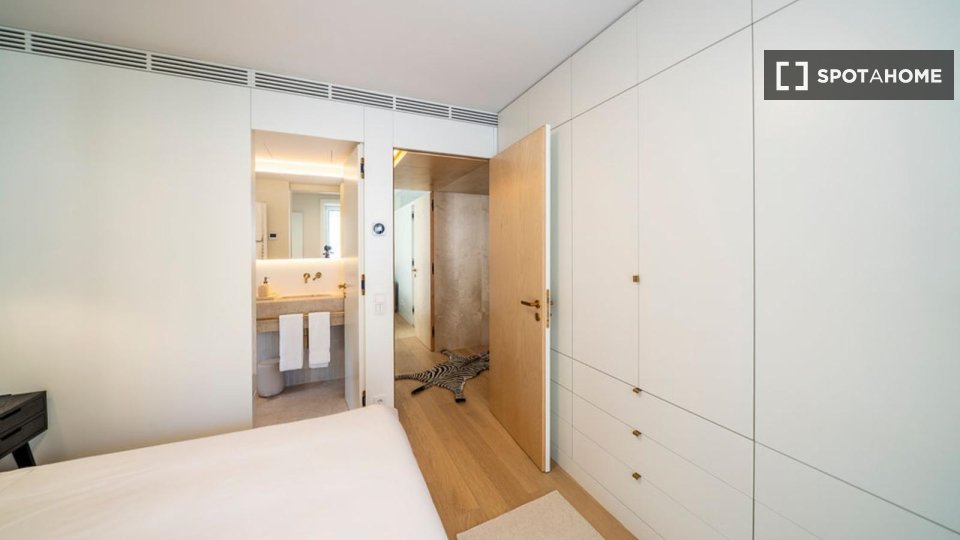 Apartment Lisbon, 2 beds, 101m² — photo 2