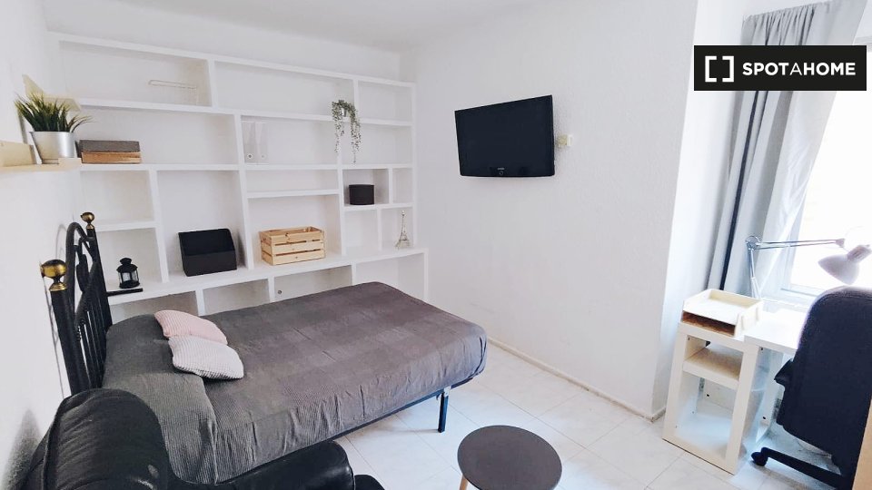 Double room Madrid, 3 beds, 70m² — photo 1
