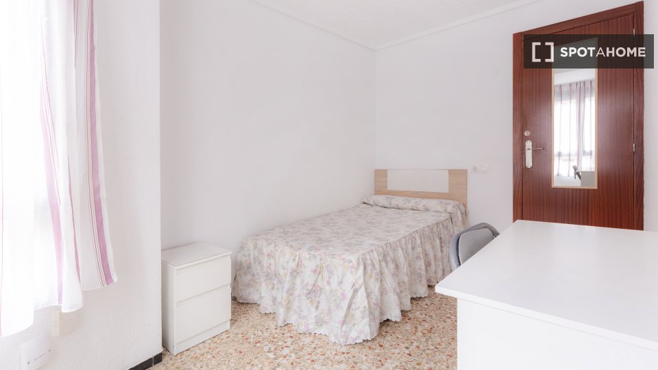 Double room Alicante, 5 beds, 95m² — photo 18