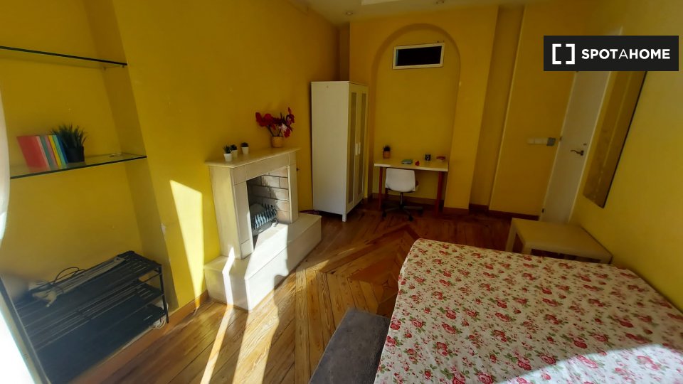Double room Madrid, 7 beds, 180m² — photo 9