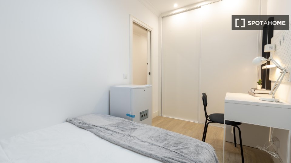 Habitación en piso de 7 habitaciones en alquiler en Berruguete, Madrid