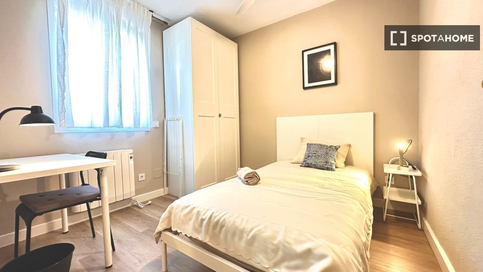 Double room Madrid, 3 beds — photo 4
