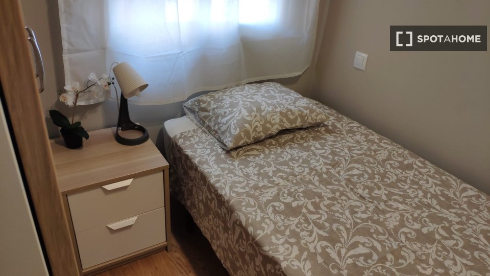 Double room Madrid, 3 beds — photo 8