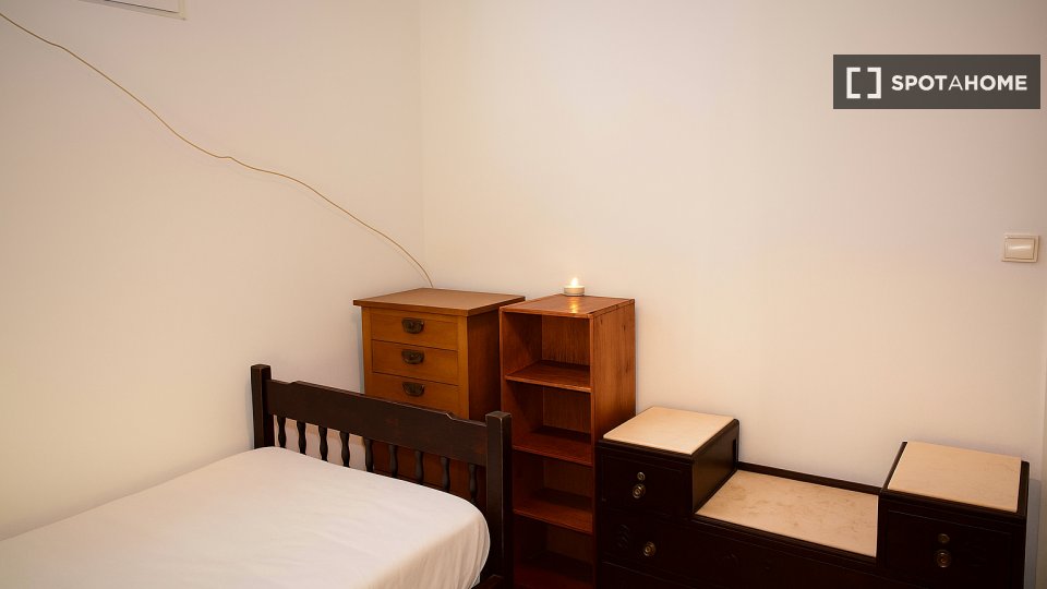 Double room Lisbon, 5 beds — photo 26