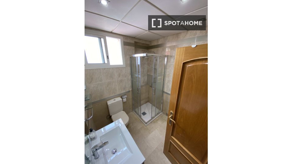 Double room Valencia, 3 beds, 80m² — photo 10