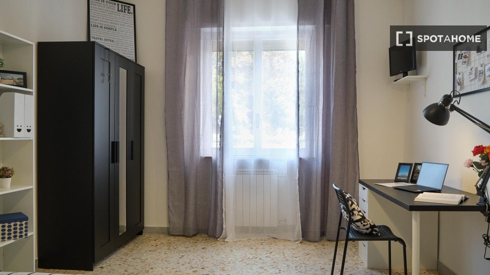 Stanza in appartamento con 4 posti letto in affitto ad Agnano, Napoli - in Naples